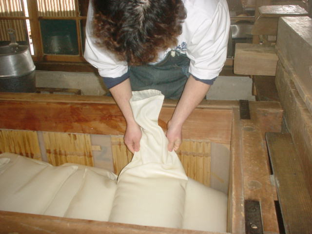 Laying bags in the pressing machine, or "fune"